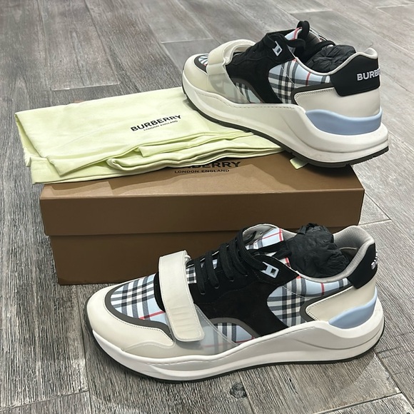 Burberry shoes authentic - Picture 1 of 3